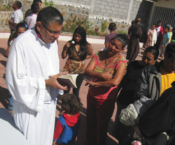 Vision 2016 Scheiber 3 Fighting gangs one youth at a time Zúñiga with visitors from the neighborhood at an open house