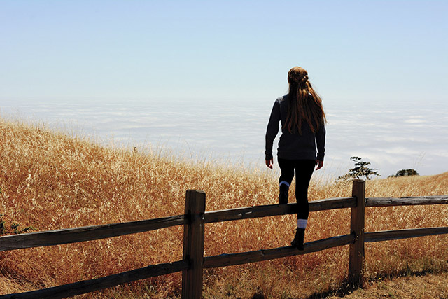 Vision 2018 Svoboda-5 5 ways to better prayer Young woman standing on a fence looking at a field.