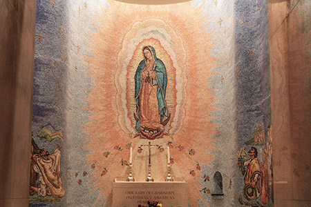 Vision 2019 Mundy 3 La cautivante gracia de Nuestra Señora de Guadalupe Este mosaico de Nuestra Señora de Guadalupe aparece en una capilla del Santuario Nacional de la Inmaculada Concepción en Washington, D.C.