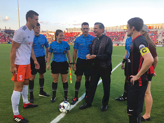 Vision 2021 Gustavo 2 Sólo llámenme Arzobispo Gustavo García-Siller habla con los jugadores del equipo de futbol FC San Antonio, del que es Presidente Honorario.