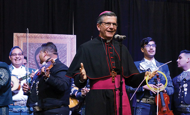 Vision 2021 Gustavo 3 Sólo llámenme Arzobispo Gustavo García-Siller comparte el escenario con una banda de mariachis en una reunión de la arquidiócesis.