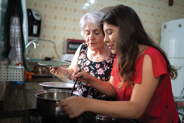Vision 2022 Montalvo 2 ¿Vocación religiosa o familia? Young woman cooking with older woman