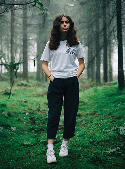 Vision 2023 Papa Francisco 2 ¡Tu misión te espera! Young woman standing in the forest