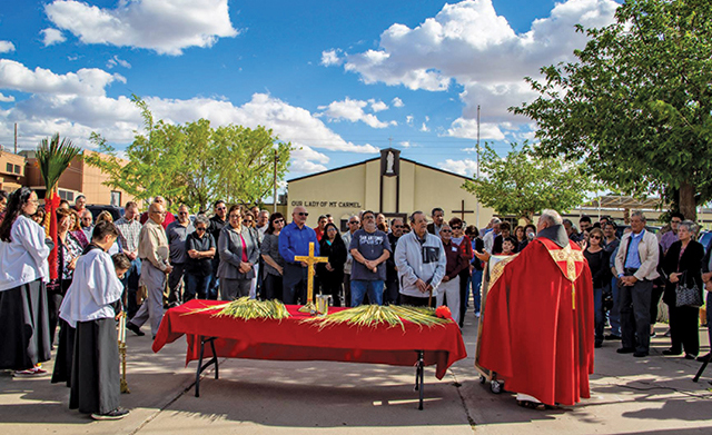 Vision 2025 Kent 4 Qué hace falta para ser sacerdote El Padre Miguel Briseño, O.F.M.Conv. celebra la Misa del Domingo de Ramos con sus feligreses.